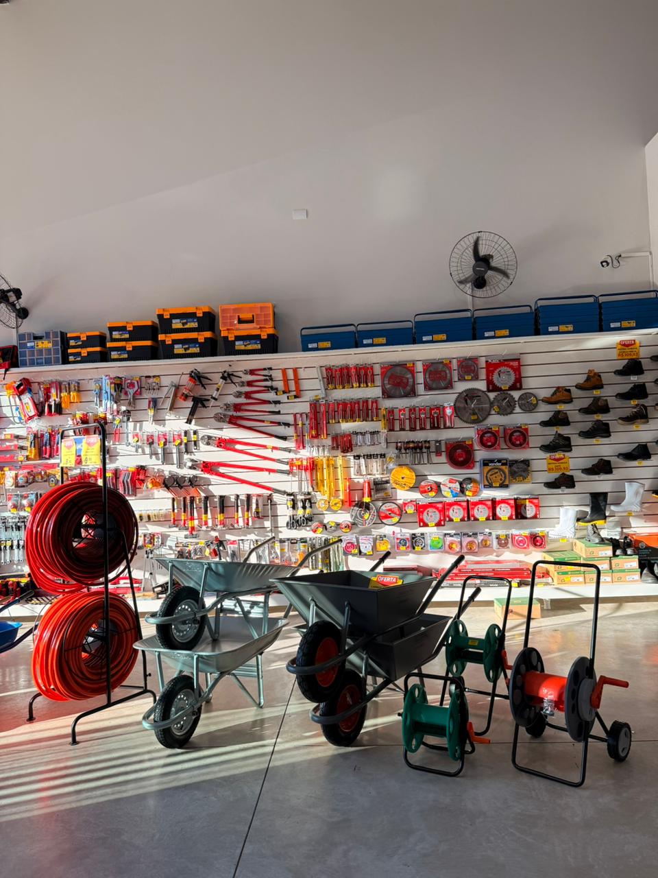 Interior da Loja de Ferramentas em Presidente Prudente - Carrinhos e Prateleiras