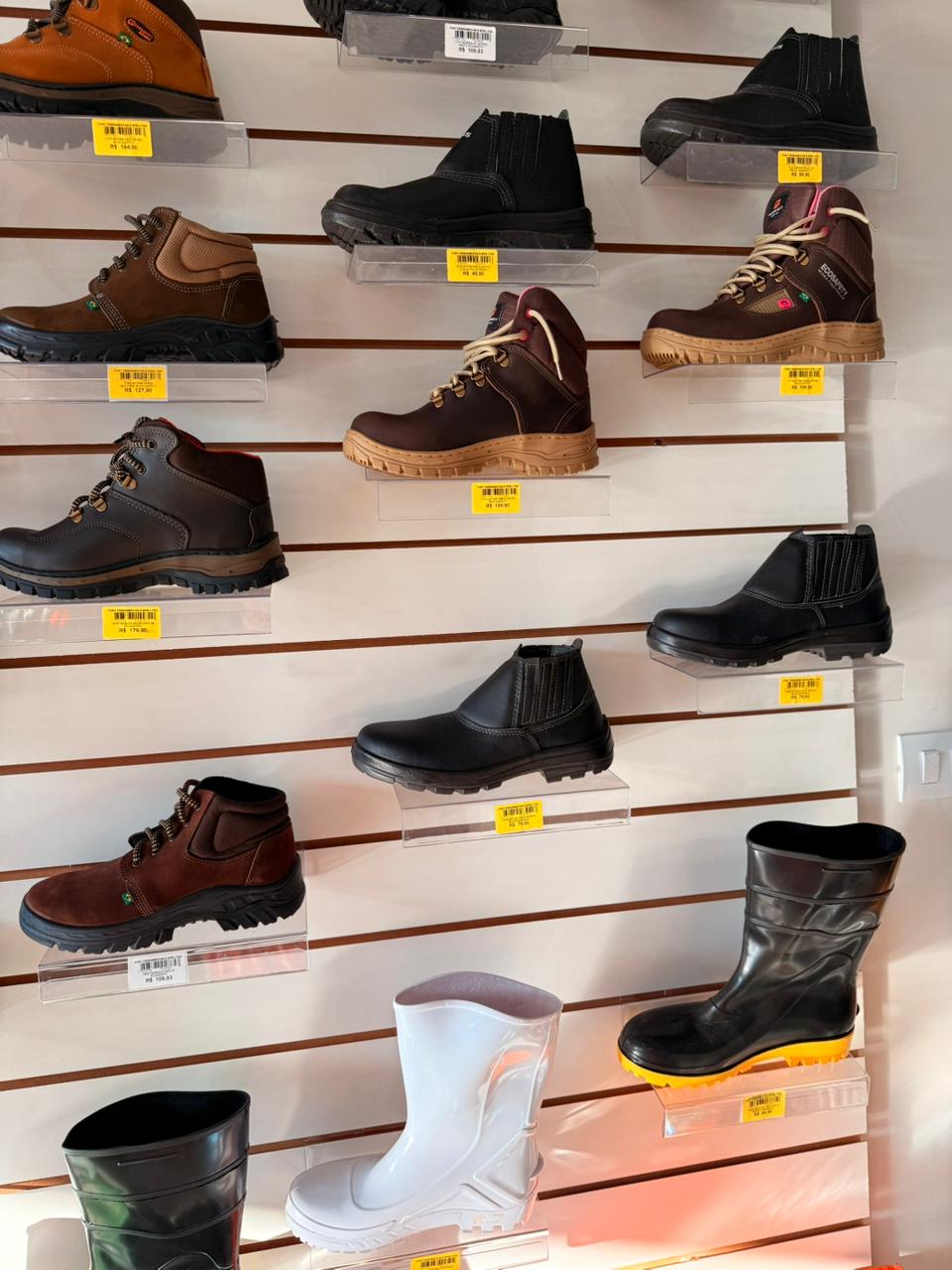 Exposição de botas de segurança - Variedade em Presidente Prudente