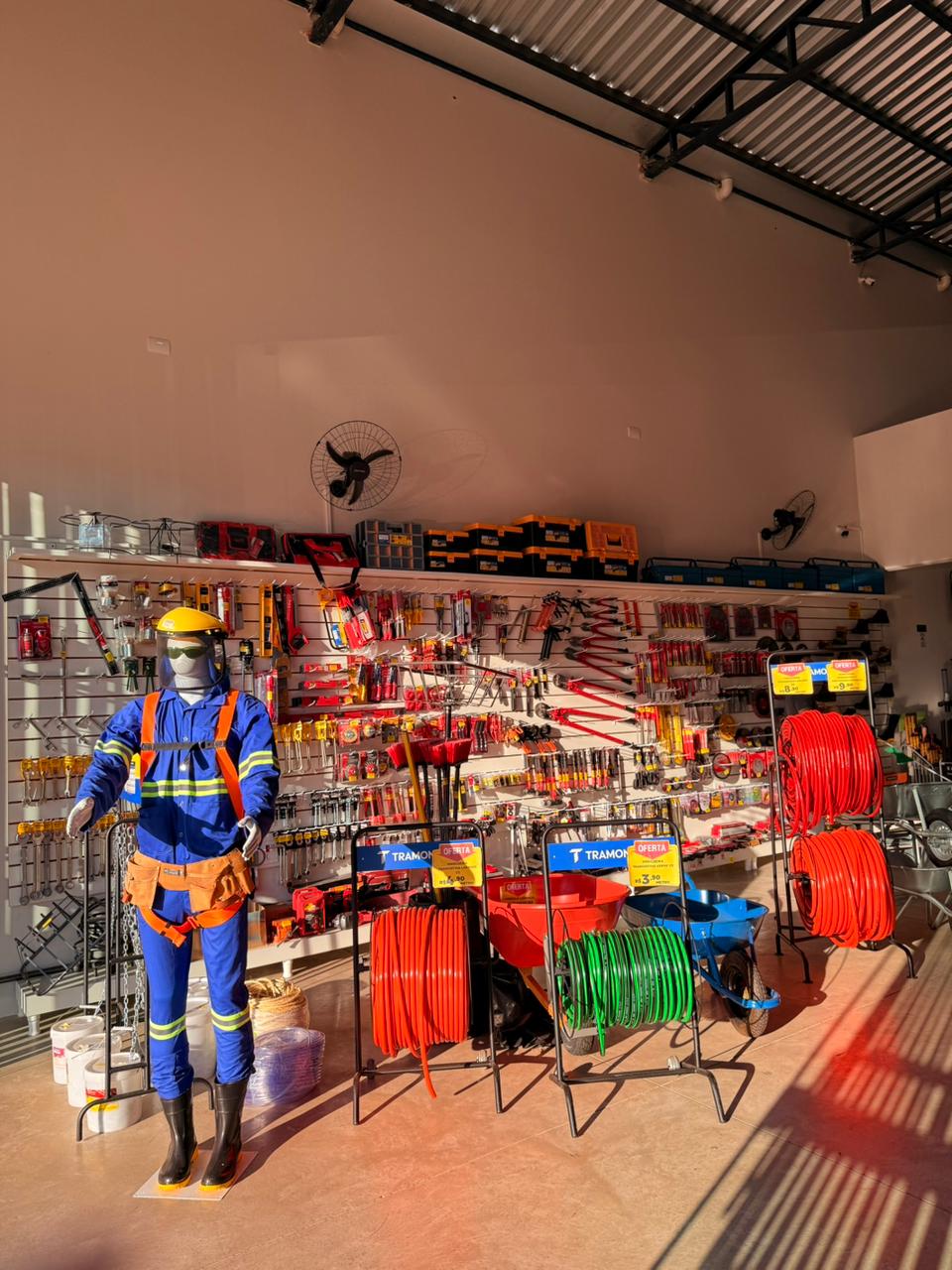 EPIs completos e manequim com uniforme de segurança
