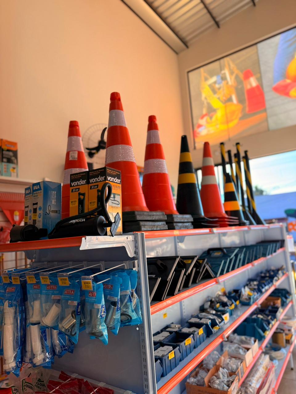 Cones de sinalização e acessórios de segurança viária